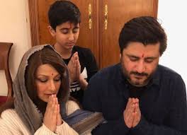 sonalibendrecelebratesdiwaliinanunconventionalwaywithherhusbandandson