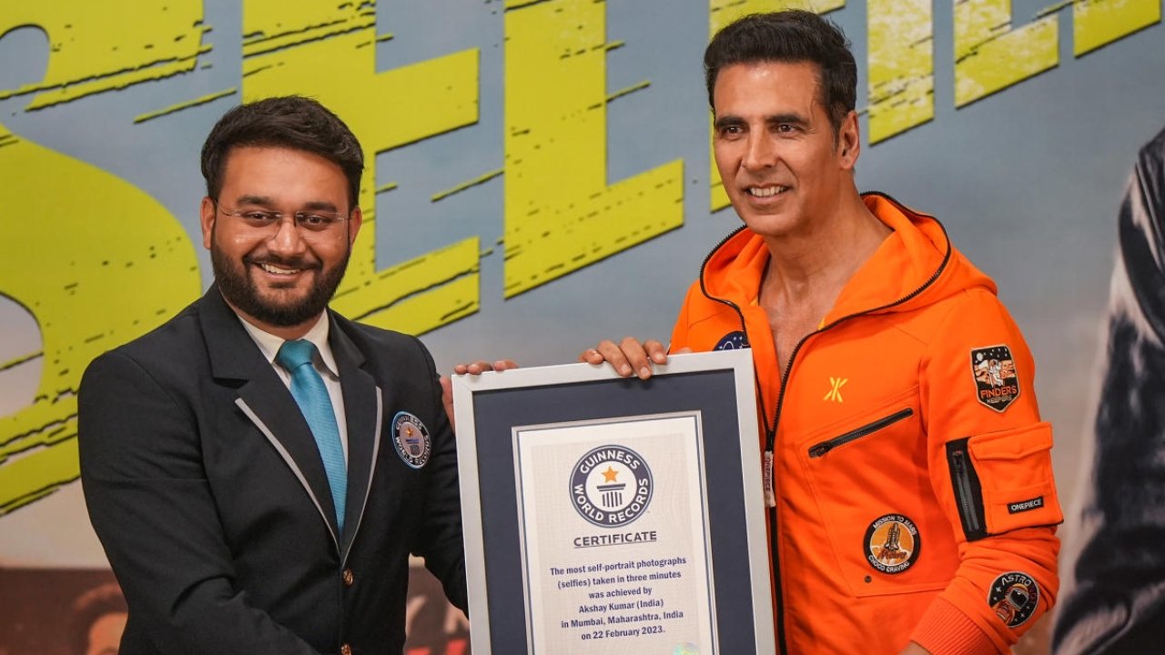 akshaykumarbrokeguinnessworldrecordbytaking184selfiesin3minutes