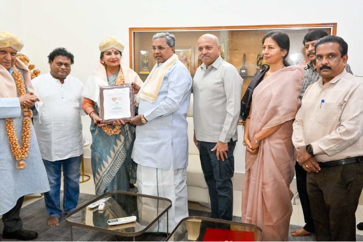 shabanaazmihonouredwithlifetimeachievementawardrs10lakhbycmsiddaramaiah