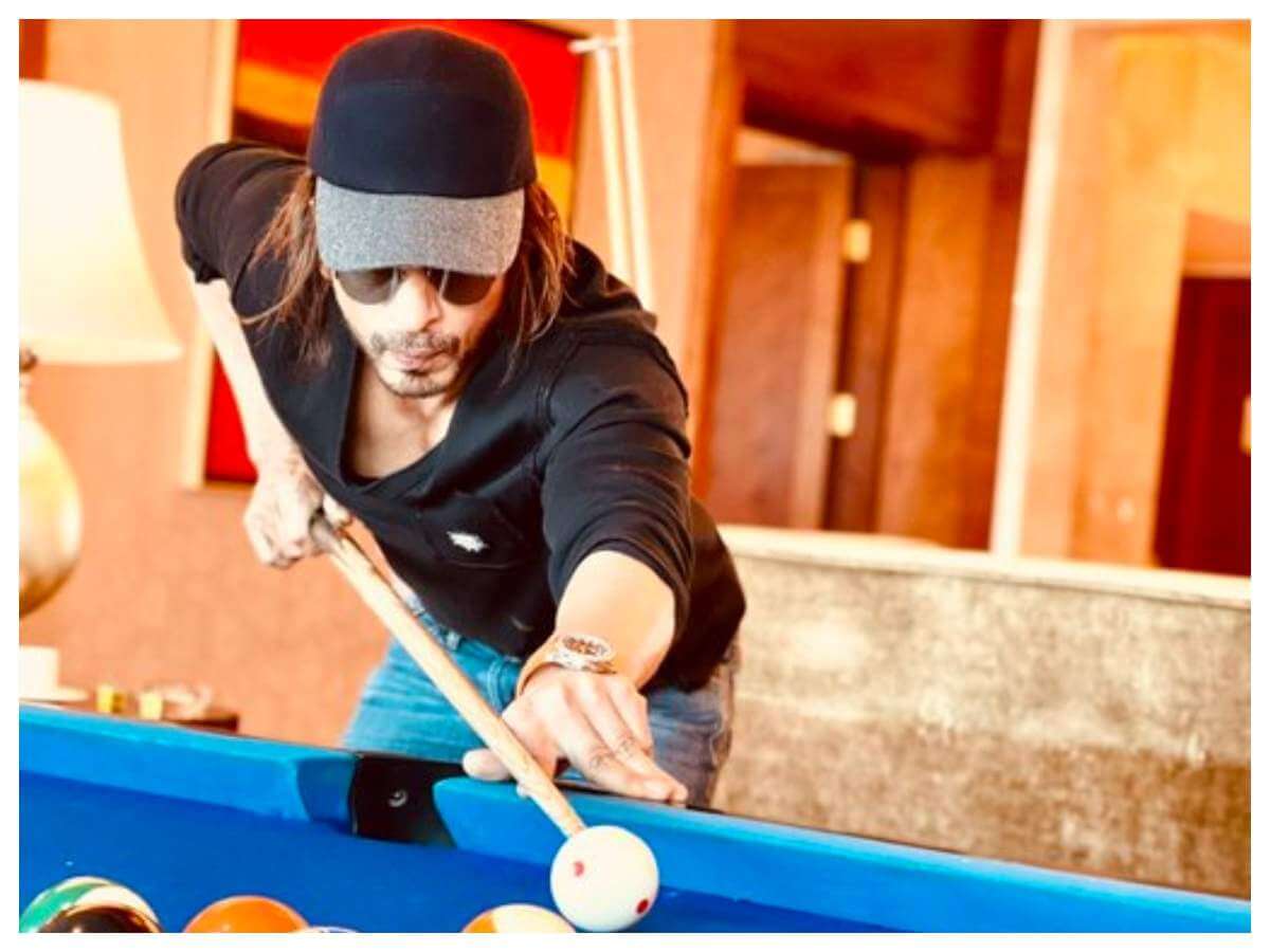 shahrukhkhanshareaphotoofhimselfplayingsnookerfanswonderifthisishispathanlook!