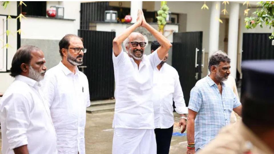 Rajinikanth greets fans with New Year wishes at Chennai residence