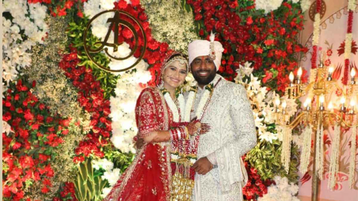 Arti Singh ties knot with businessman Diapk Chauhan in Mumbai