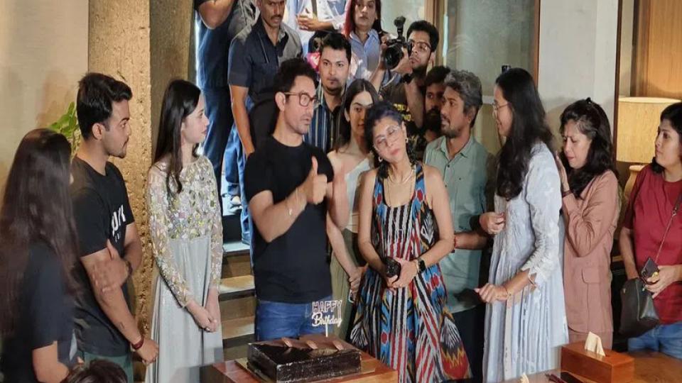 aamirkhancelebrates59thbirthdaywith‘laapataaladies’team