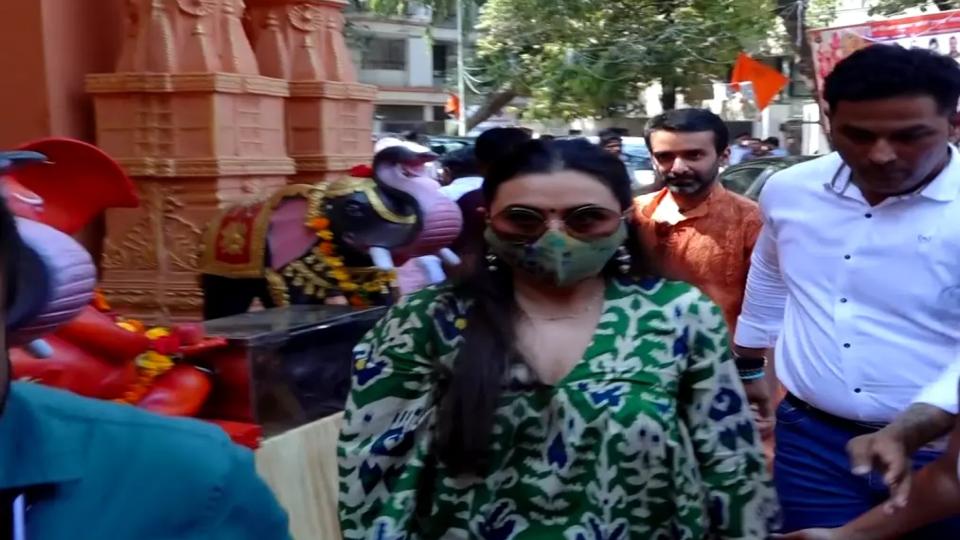 ranimukerjioffersprayersatghanteshwartempleonhanumanjayanti