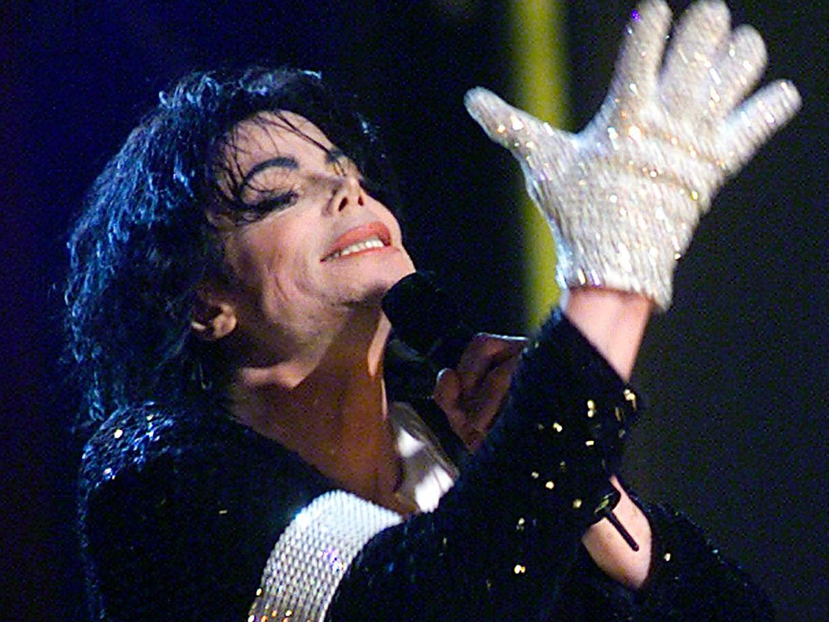 popularwhitegloveofpopsensationmichaeljacksonsellsforover85000poundsatauction