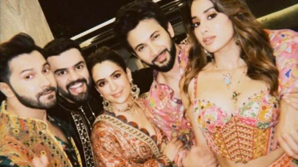 Janhvi celebrates Navratri with Varun, Sanya and Rohit Saraf in Sanskari style