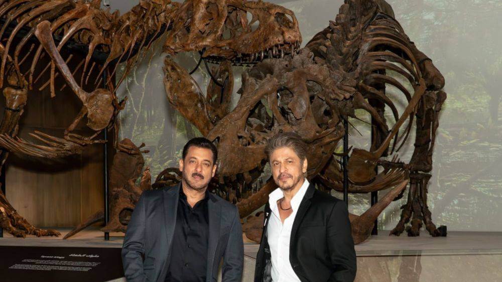 SRK and Salman visit Abu Dhabi museum, pose with giant dino fossil