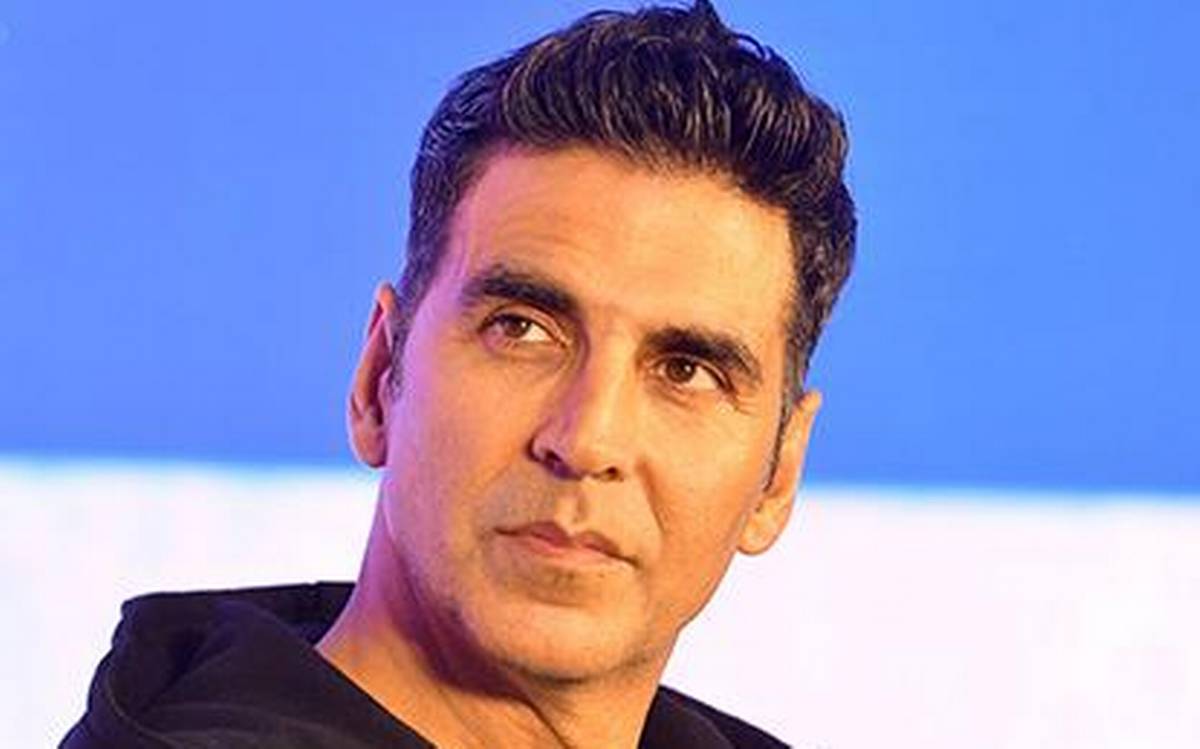 Akshay Kumar praises for Indian women's cricket team says 'Chakde phatte'.