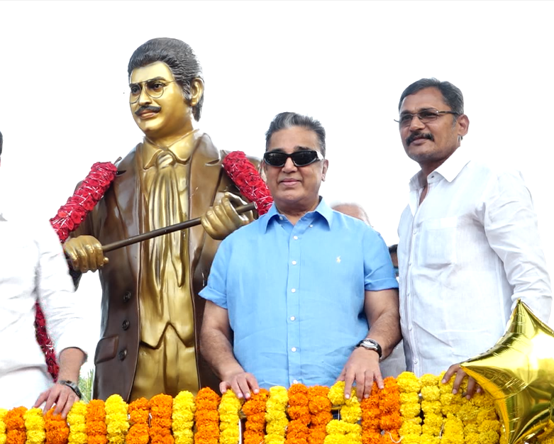 kamalhaasanunveilsghattamanenikrishna’sstatueinvijayawada