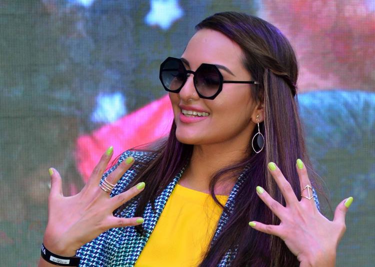 sonakshisinhaentersguinnessworldfornailpainting