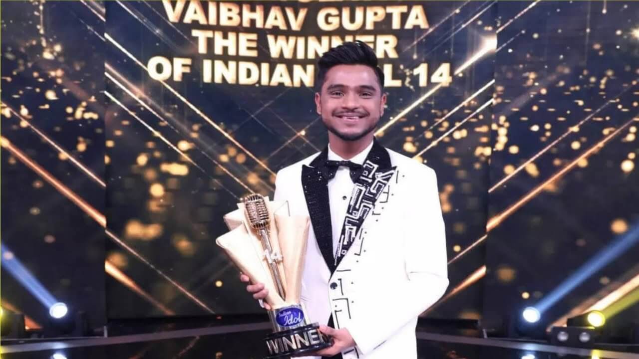 vaibhavguptawinsindianidol14takeshometrophyandprizemoneyofrs25lakh