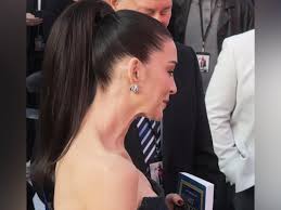 fan-gifts-quran-to-anne-hathaway-at-london-event-after-viral-inshallah-clip