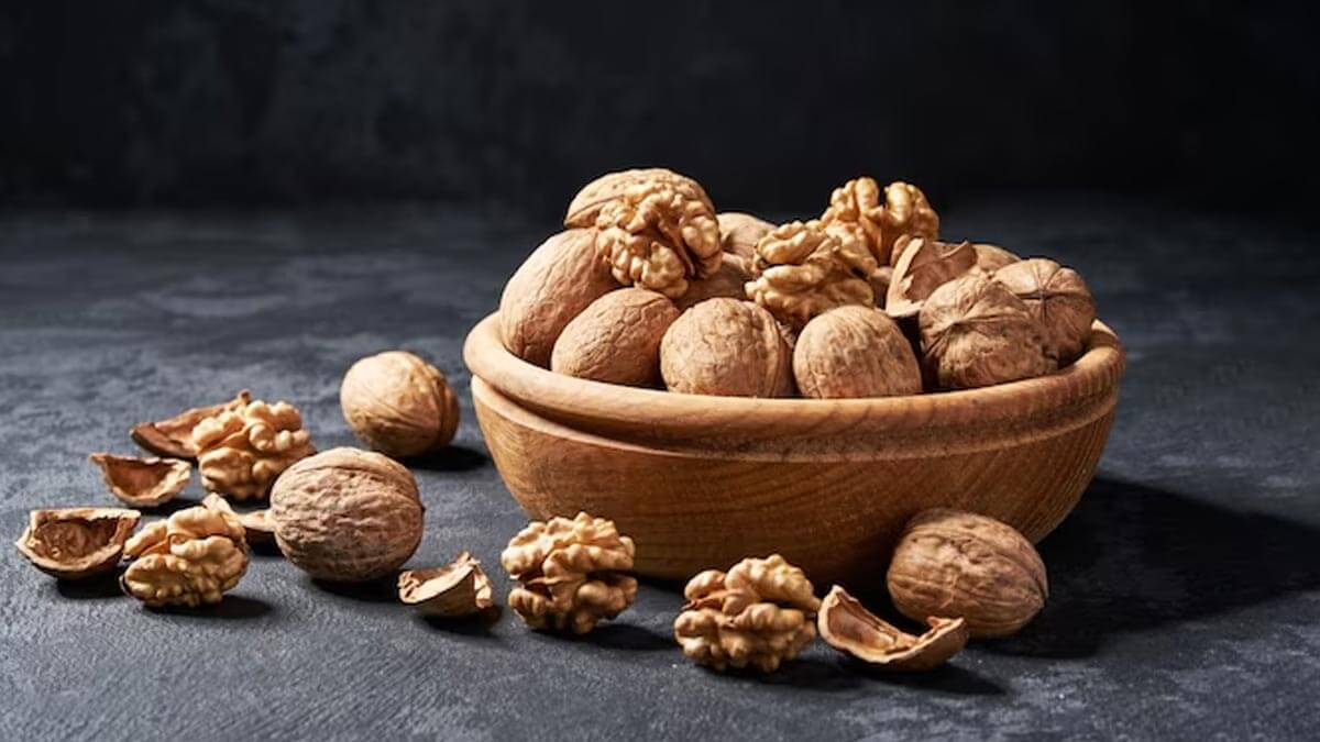 herearemajorbenefitsofconsumingwalnutsonanemptystomachinthemorning