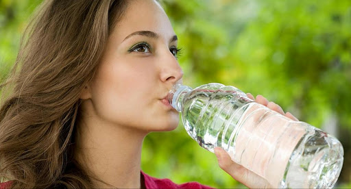 knowhowdrinkingwaterinplasticbottlescancausethesehealthproblems