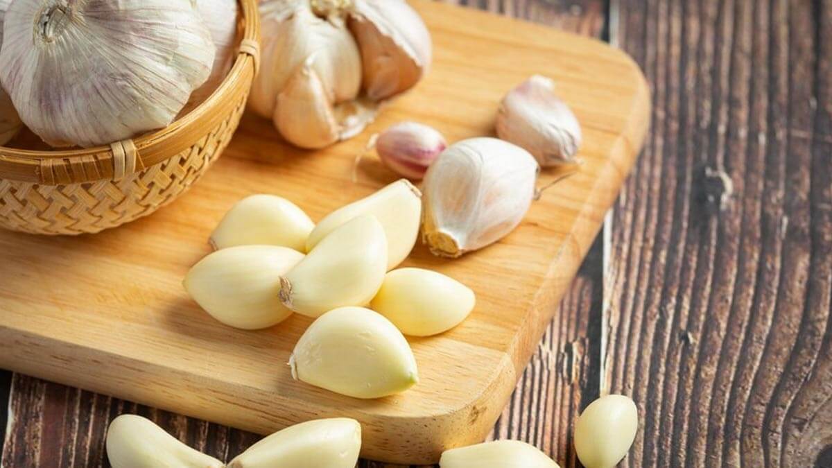 knowhoweatinggarliconanemptystomachcanbenefitcholesterollevelimmunesystem