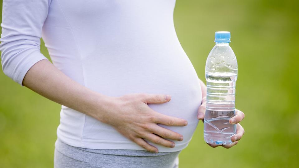 pregnantwomenshouldavoiddrinkingfromplasticbottles