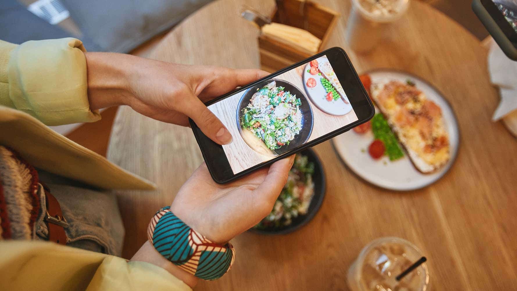 socialmediaheavilypromotesfastfoodandsugarydrinksdrivingunhealthydietsandobesity:study