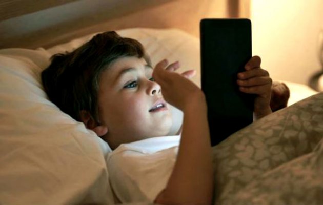 bedtimesmartphoneusemaycauseweightgaininkids:study