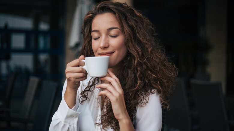 Drinking coffee could help women live longer: Study