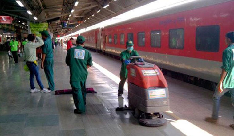 covid19effect:indianrailwayscancels85trainsincludingrajdhanidurontoforpeoplessafety