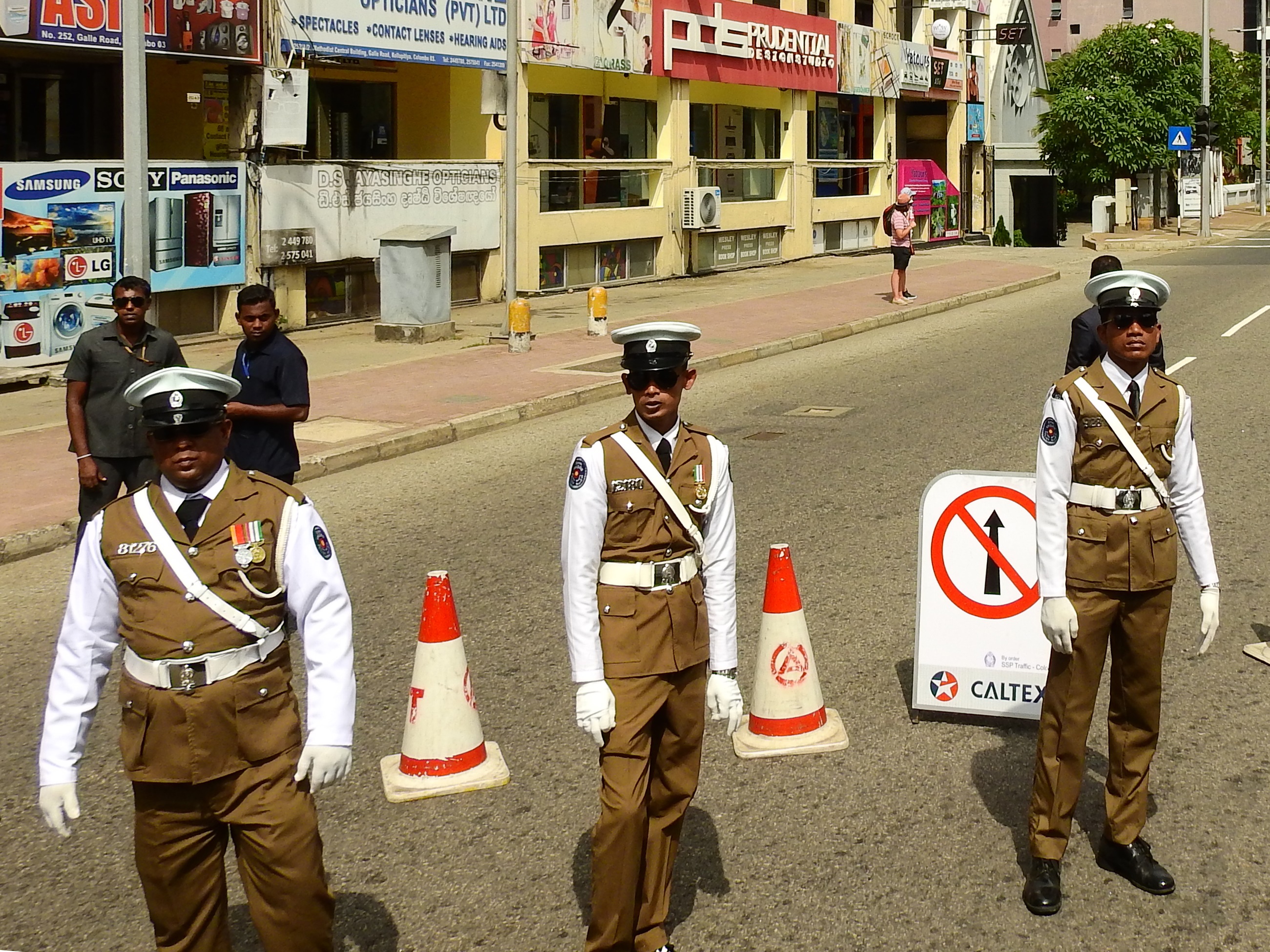 covid19lockdown:over3700arrestedforviolatingcurfewinsrilanka