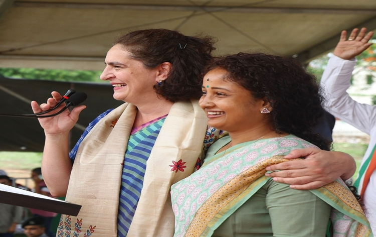 priyankagandhivadraaddressesnyaysankalprallyingoddajharkhand