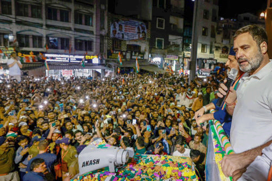 Rahul Gandhi holds massive road show in Bhopal