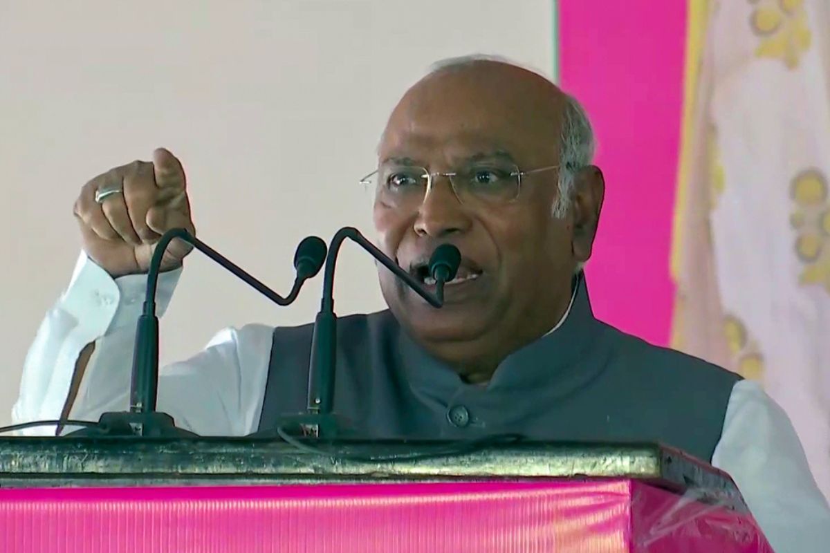 kharge-accuses-the-prime-minister-of-dividing-people-in-the-name-of-religion