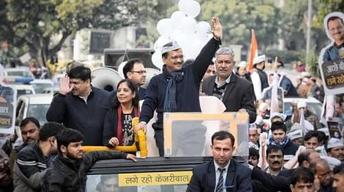 delhiassemblypolls:arvindkejriwalorganisesroadshowsinghondaandtimarpurinsupportofpartycandidates