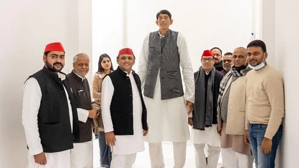 uttar-pradesh-indias-tallest-man-joins-samajwadi-party-ahead-of-elections