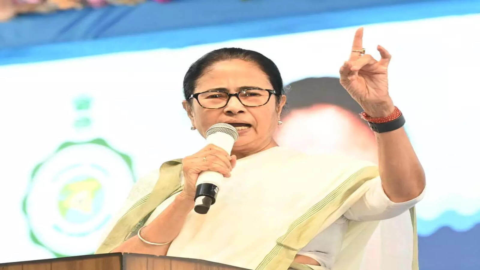 mamataledtmcleadingin31loksabhaseatsbjpaheadin10inwestbengalresults