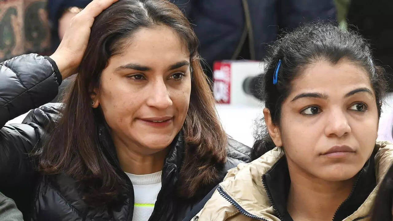 sakshimalikbacksvineshphogatafterwfideniedentry;urgespmmodisportsministertointervene