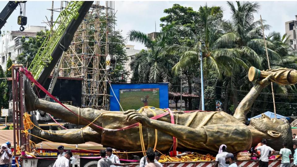 70footmessistatueremovedinkolkata