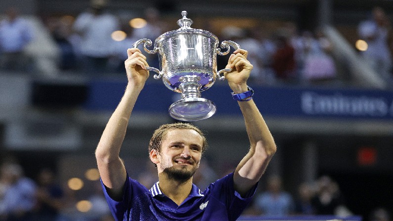 daniilmedvedevliftsthegrandslamtrophyintheusopenfinal