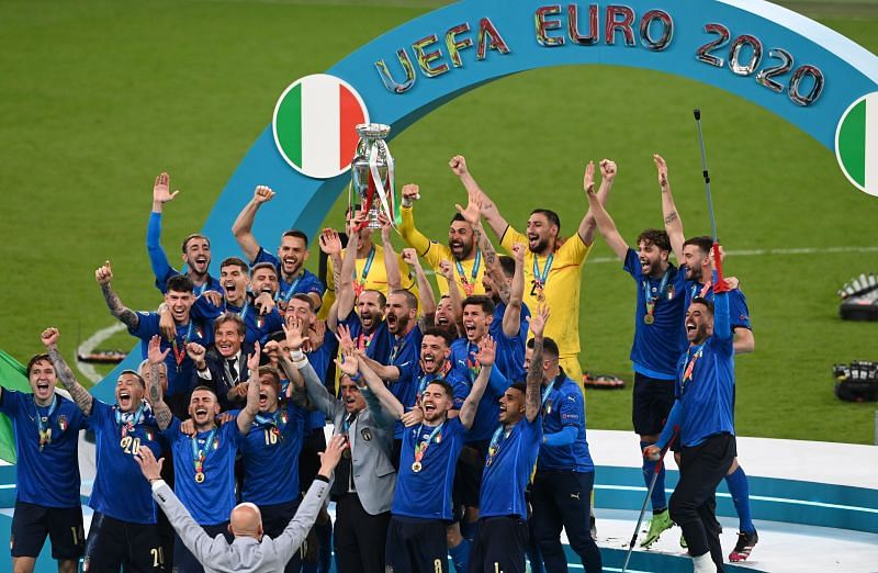 italylifttheeurocup2020title