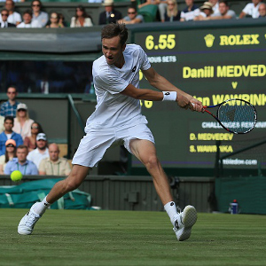 wimbledon:angrydaniilmedvedevthrowscoinsatumpire