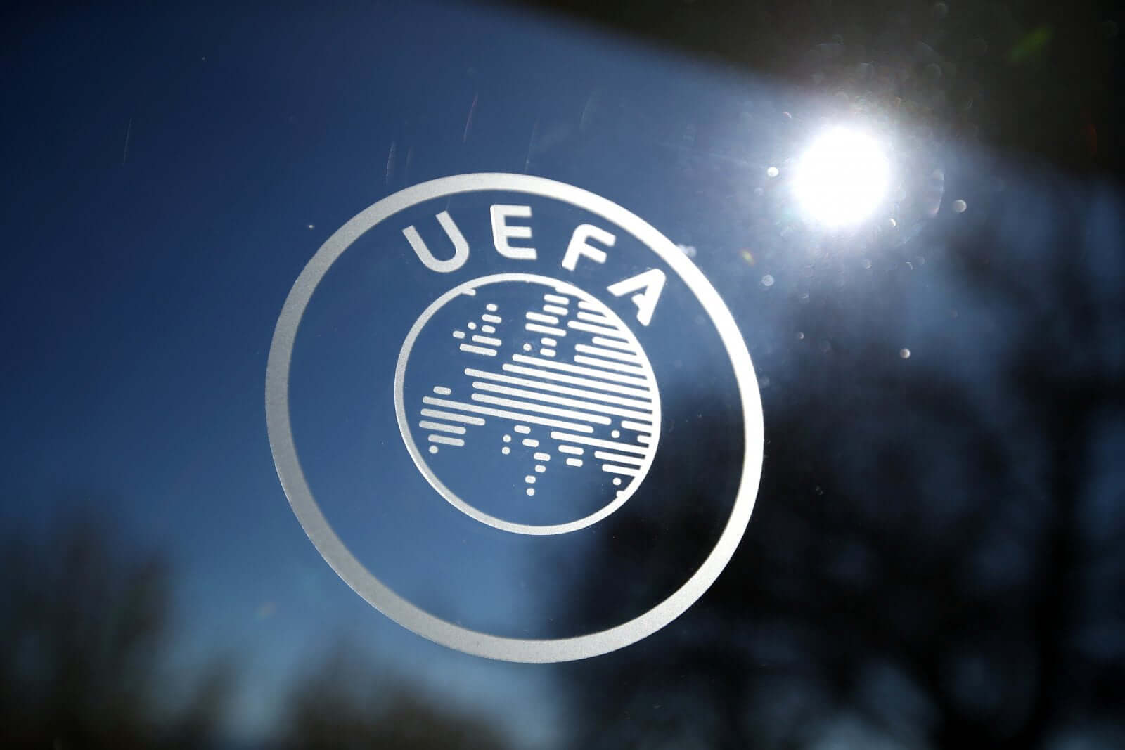 Crossed red line: UEFA blasts FIFA