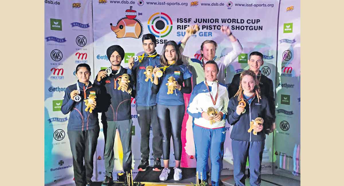 Esha Singh and Saurabh Chaudhary win Gold in Mixed Team Pistaol event of ISSF Junior World Cup