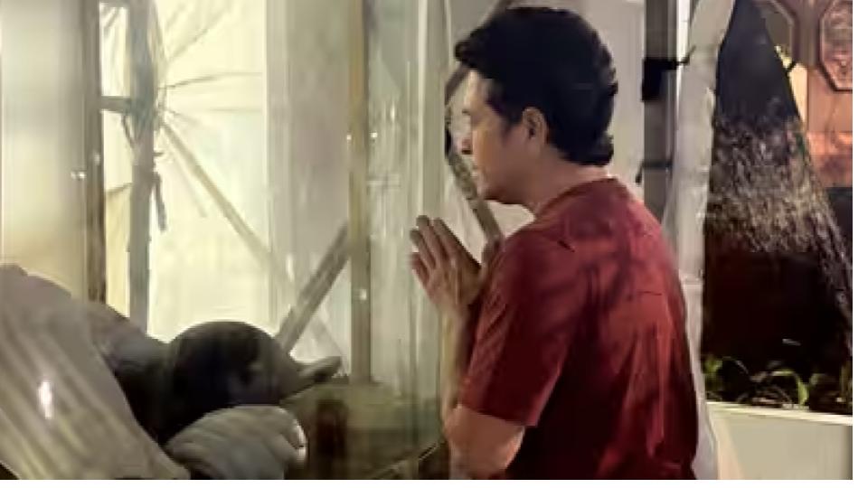 Sachin pays emotional tribute to coach Ramakant Achrekar 