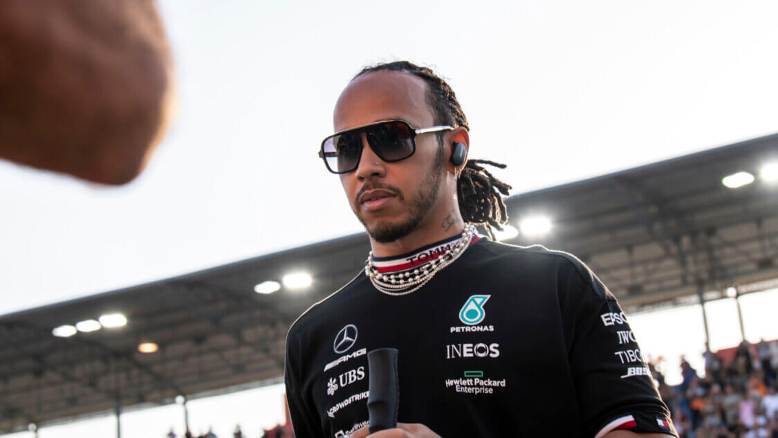 formula1:lewishamiltonsignsnewtwoyearcontractwithmercedes