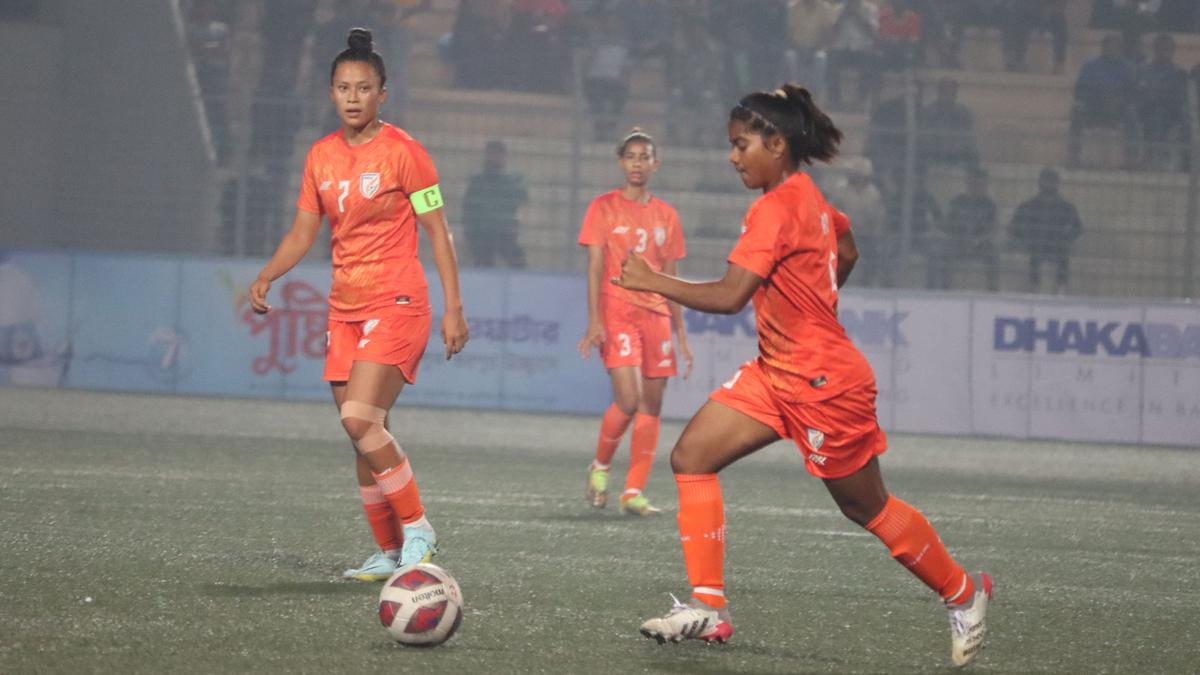 saffunder20womensfootball:indiabangladeshmatchendsingoallessdrawindhaka