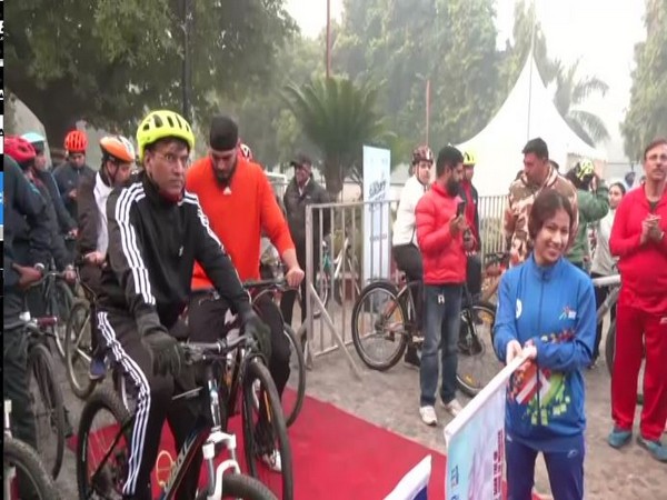 sportsministermansukhmandaviyaleads‘fitindiasundaysoncycle’campaign
