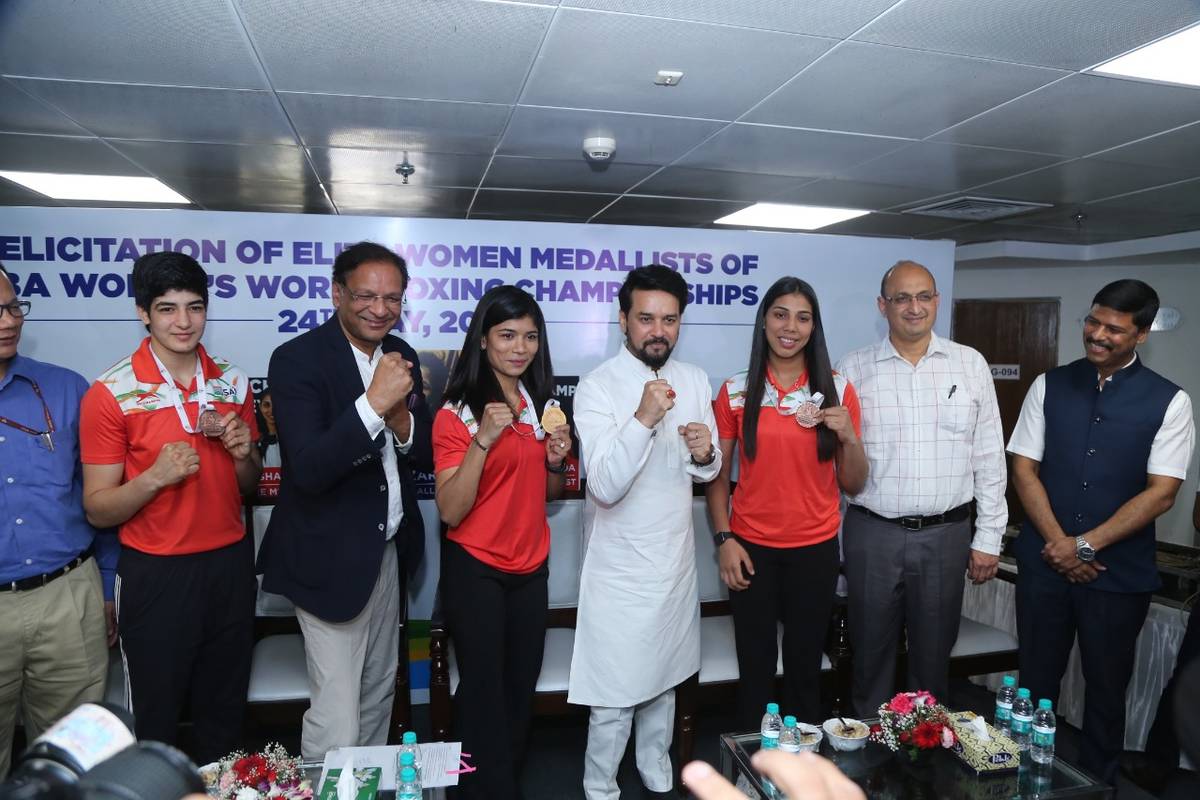 anuragsinghthakurfelicitatesteamofwomensworldboxingchampionshipwinners