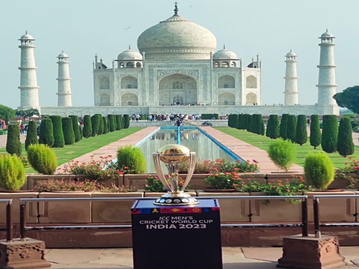 iccmen’scricketworldcuptrophydisplayedattajmahalinagra