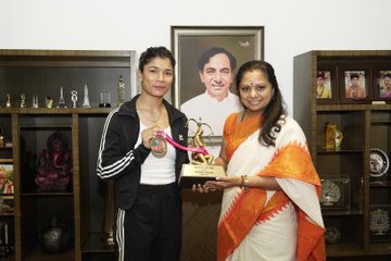 afterwinninggoldatthe6thelitewomen’snationalboxingchampionshipsnikhatzareenmeetstelanganamlckkavitha