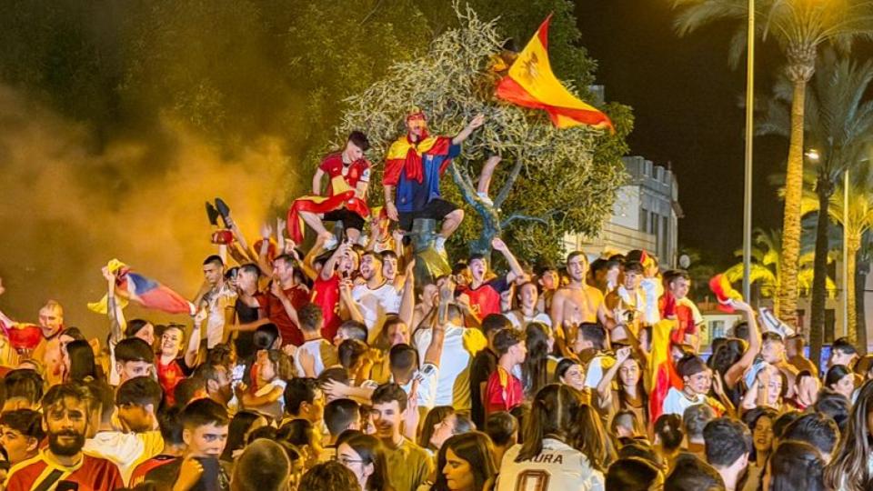 teendiesasfountaincollapsesduringspainsworldcupcelebrations
