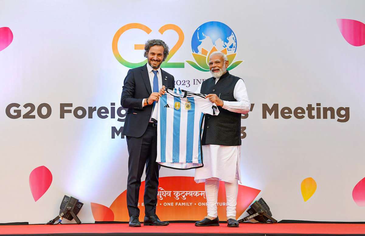 g20summit:argentinaforeignministergiftsfootballteamjerseytopmmodi