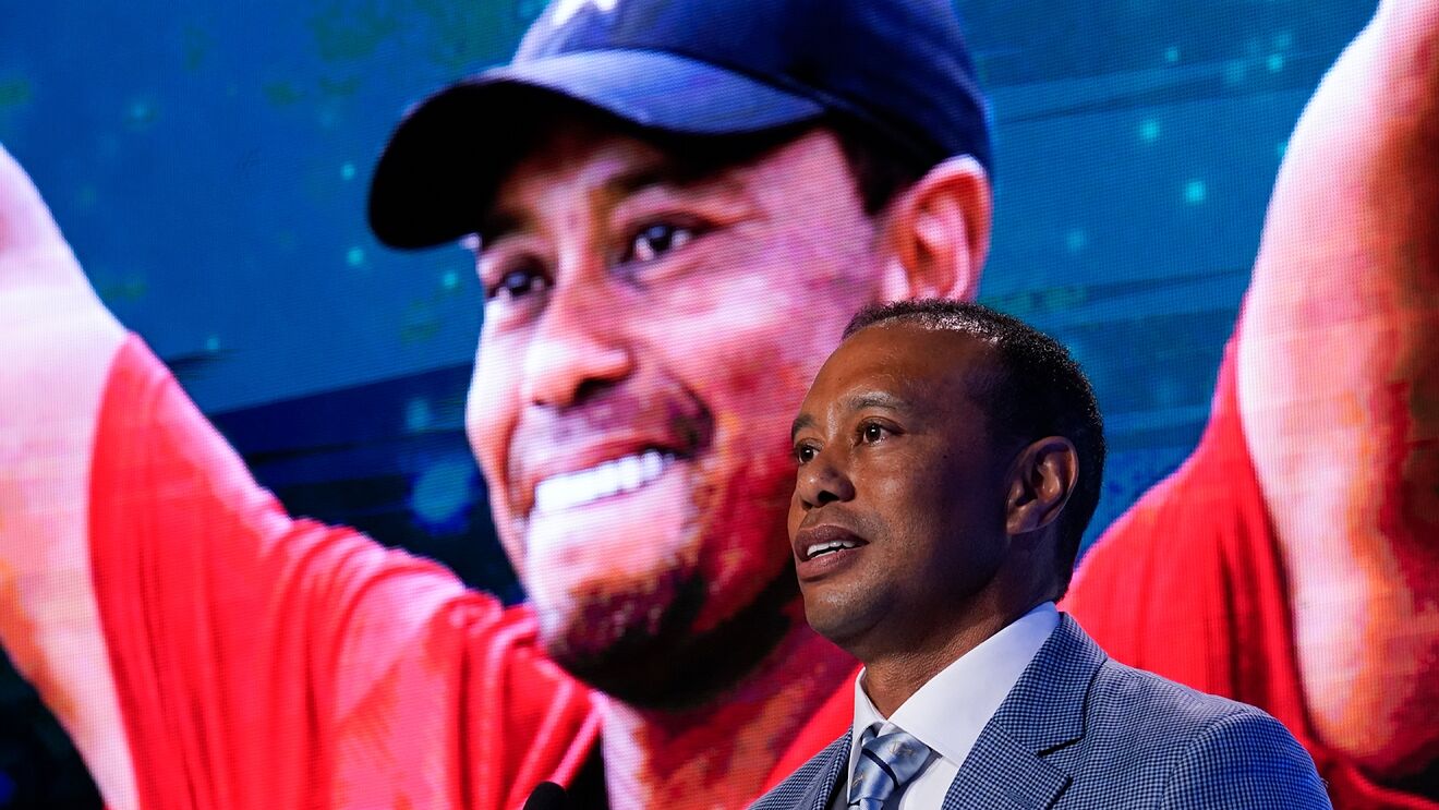 tigerwoodsinductedintotheworldgolfhalloffame