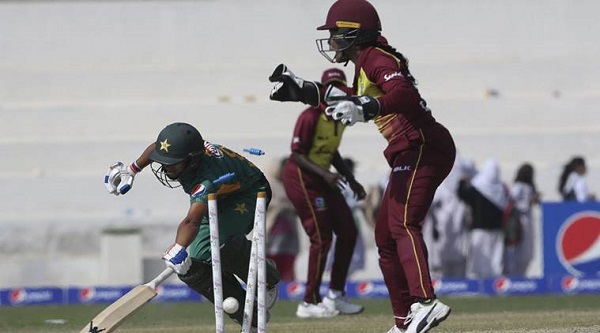 twowindieswomencricketerscollapseonfieldleadtopanicduring2ndt20ivspakistan