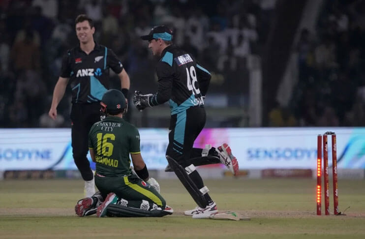 pakvsnz3rdt20i:markchapman87handspakistancrushingdefeatinrawalpindi